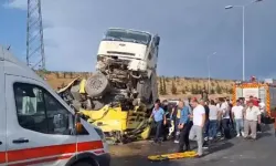 Gaziantep’te feci kaza | Kamyon TIR’a çarparak asılı kaldı