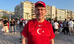 Dr. Mehmet Kasapoğlu İzmir'de milli maç coşkusunu paylaştı