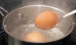 Yumurta haşlarken mutlaka yapın!