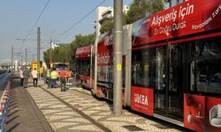 İzmir'de tramvay raydan çıktı | Yolcular tahliye edildi