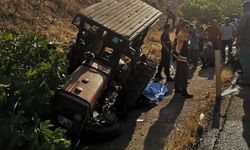 Manisa'da feci kaza: Tır ile traktör çarpıştı, 1 ölü