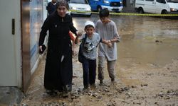 Bursa’da aniden bastıran yağış hayatı felç etti