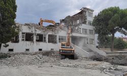 Selendi'de 46 yıllık Hükümet Konağı yıkılıyor