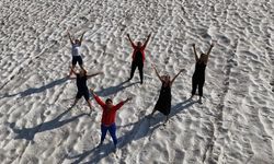 Tüm Türkiye kavrulurken onlar karda yoga yaptı