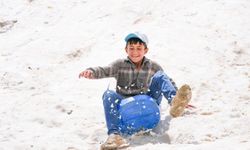 Faraşin Yaylası temmuz ayında çocuklara kar üstünde kayma keyfi yaşatıyor