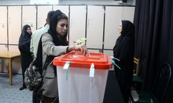 İran'da cumhurbaşkanı seçimlerinin ikinci turu için oy verme süreci başladı