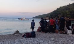 İzmir açıklarında 12 düzensiz göçmen kurtarıldı, koydaki 62 düzensiz göçmen yakalandı