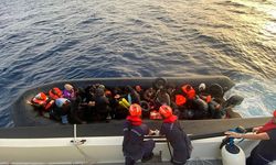 İzmir açıklarında 33 düzensiz göçmen yakalandı