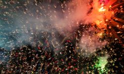 İzmir ve çevre illerde, A Milli Futbol Takımı'nın galibiyeti coşkuyla kutlandı