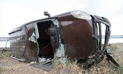 Sivas'ta devrilen hafif ticari araçtaki 6 kişi yaralandı