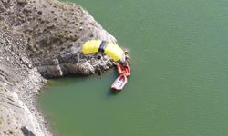 "Yarasa adam" 143 metredeki cam terastan atlayıp Tortum Gölü'ndeki bota indi