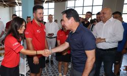 Başkan Ahmet Aras şampiyon okçularla buluştu