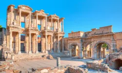 Efes Antik Kenti'nde Koressos Kapısı kazılarla açığa çıkıyor