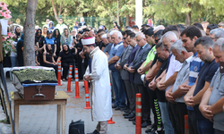 Muğla'daki tur midibüsü kazasında hayatını kaybeden çocuk defnedildi