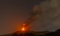 İtalya’da çifte volkan alarmı | Etna ve Stromboli alev saçıyor