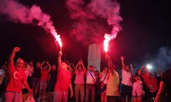 A Milli Takım'ın zaferi İzmir'in dev ekranlarıyla kutladı