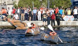 İzmir'de geleneksel "Kartondan Tekneler" yarışması renkli geçti