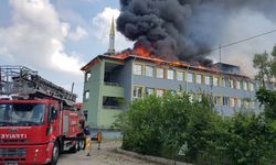 Okulun çatısı yandı | Polis Türk bayrağını yanmaktan kurtardı