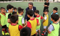 Başkan Yetişkin yaz futbol kursunu ziyaret etti