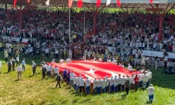 Yağlı güreş açılışına dev Türk Bayrağı seremonisi