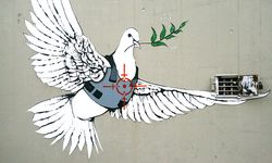 Gizemli sanatçı Banksy'nin şok eden eserleri ve anonim kimliği!