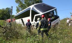 Kocaeli'de feci kaza! Tur otobüsü yan yattı