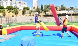 Çiğli Belediyesi'nin Şişme Oyun Parkı Mahalle Mahalle Çocuklarla Buluşuyor