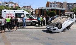 Denizli'de kavşakta araçlar çarpıştı, biri takla attı