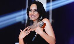 Ebru Gündeş sahnede rahatsızlandı: Antalya konserine ara verdi