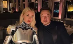 Elon Musk robot sevgilisiyle yemeğe çıktı!