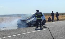 Hatay’da seyir halindeki aracın motoru alev aldı