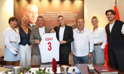 Milli Voleybolcu Cansu Özbay, Güzelbahçe’de destek sözü aldı