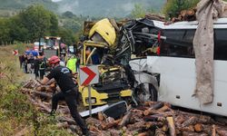 Zonguldak'ta yolcu otobüsü kamyonla çarpıştı: 2 ölü, 23 yaralı!