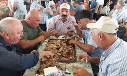 Tekirdağ’da oğlak yeme yarışı: 10 kilo eti çiğnemeden yuttular!