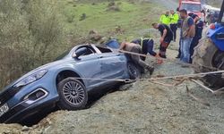 Kastamonu'da bir çift ölümden döndü | Otomobil yolda asılı kaldı