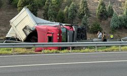 Düzce'de kolonya yüklü tırın devrilmesi trafiği aksattı