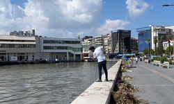 İzmir Körfezi'nde sağanak yağış sonrası atık kirliliği gözler önüne serildi!