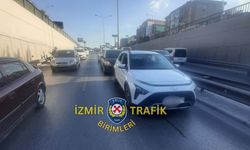 Gaziemir alt geçitte trafik kazası | Trafik sıkıştı!