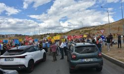 İzmir'de kentsel dönüşüm mağdurları, yolu trafiğe kapattı