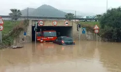 İzmir'de yaz sağanağı: Ev ve iş yerleri sular altında kaldı