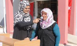 Kula’da 73 yaşındaki Ayşe Nine 'Bayrak' şiirini okudu