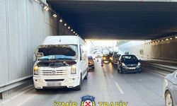 Gaziemir Akçay Caddesi'nde arıza yapan araç, trafiği geciktirdi!