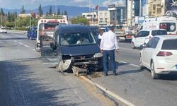 İzmir Yeşillik Caddesi'nde trafik kazası: Yoğunluk oluştu