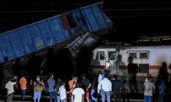 Hindistan’da tren kazası: 12 vagon raydan çıktı, çok sayıda ölü ve yaralı!