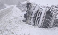 Bursa’da kar yağışı sebebiyle tır devrildi: 2 yaralı