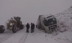 Van Başkale’de kar sebebiyle trafik kazaları yolu kapattı