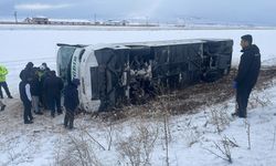 Kars'ta yolcu otobüsü şarampole yuvarlandı: Çok sayıda yaralı