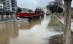 Aydın'da kuvvetli sağanak yağış karayolunu göle çevirdi