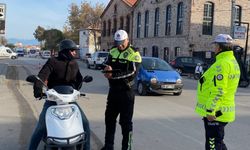 Ayvalık'ta kask ve evrak denetimi: Motosiklet sürücülerine geçit yok