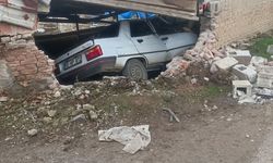 Balıkesir'de ağıla çarpan otomobilin sürücüsü hayatını kaybetti